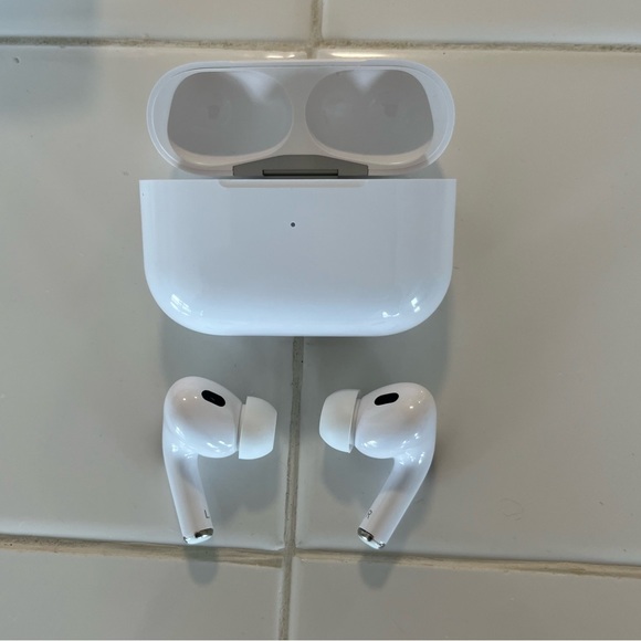 Apple AirPods Pro 2nd generation with wireless charging case - Picture 2 of 3